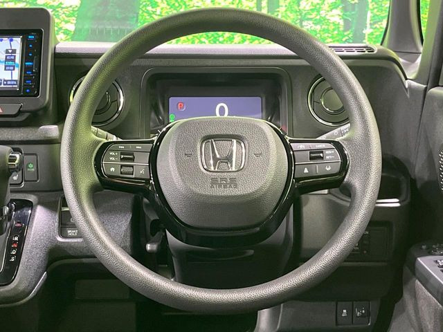 �C���e���A�ɍ��킹���f�U�C���̃X�e�A�����O�́A�^�]�������̂��Ƃ��l���A�^�]���₷���`��A�傫���ł��B�����x�A���ۂɐG���Ă��m���߂��������B