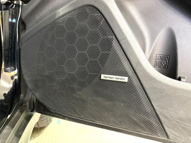 �yharman/kardon�z���[�J�[�I�v�V�����̍��i�ʃT�E���h�V�X�e���𓋍ځB��p�̃`���[�j���O���{���ꂽ�召�l�X�ȃX�s�[�J�[����ǎ��ȃT�E���h���t�ł��A�Տꊴ���ӂ�鉹����Ԃ����o���܂��B