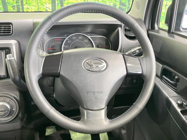 �C���e���A�ɍ��킹���f�U�C���̃X�e�A�����O�́A�^�]�������̂��Ƃ��l���A�^�]���₷���`��A�傫���ł��B�����x�A���ۂɐG���Ă��m���߂��������B