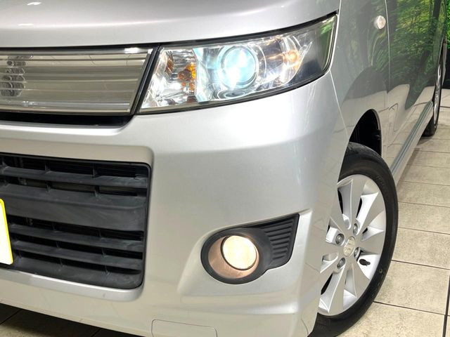 【HIDヘッドライト】非常に明るく前方を照らしてくれるので、悪天候や夜間の走行時も視界良好で安心してお乗りいただけます。