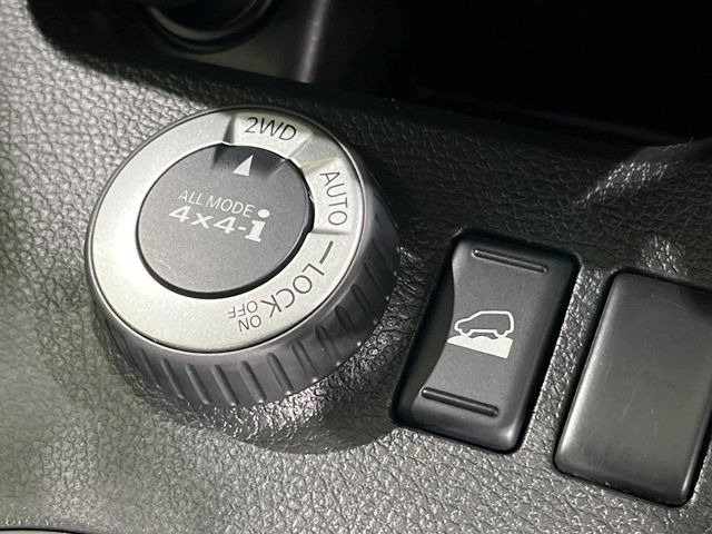 �y�I�[�����[�h4&times;4�z2WD/4WD���[�h����y�ɐ؂�ւ��\�B�R��d����2WD�A�X�^�b�N���ɖ𗧂�LOCK�AAUTO���[�h�ł�4WD�̔z���������Œ������A�H�ʏ󋵂��킸���肵��������T�|�[�g�B