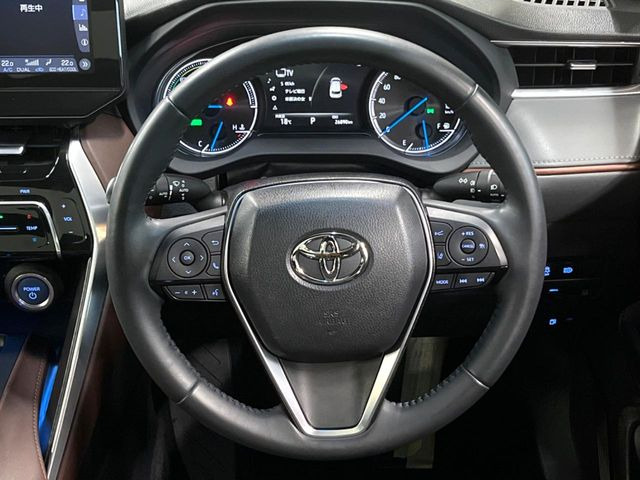 �C���e���A�ɍ��킹���f�U�C���̃X�e�A�����O�́A�^�]�������̂��Ƃ��l���A�^�]���₷���`��A�傫���ł��B�����x�A���ۂɐG���Ă��m���߂��������B