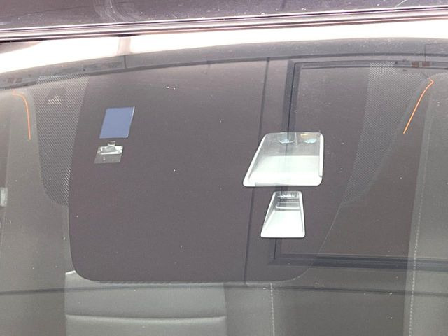 【スマートシティブレーキサポート】低速走行中に前方の車両等を認識し、衝突しそうな時は警報とブレーキで衝突回避と被害軽減をアシスト。より安全にドライブをお楽しみいただけます。