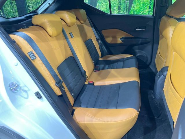 後部座席も気になるようなキズ・汚れやへたり等、大きなダメージはなく、良好な状態です。