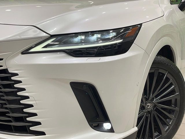 【三眼LEDヘッドライト】スタイリッシュな見た目の三眼LEDヘッドライトを装備♪スタイルだけでなく、夜間の走行も視界良好で安心してお乗りいただけます。