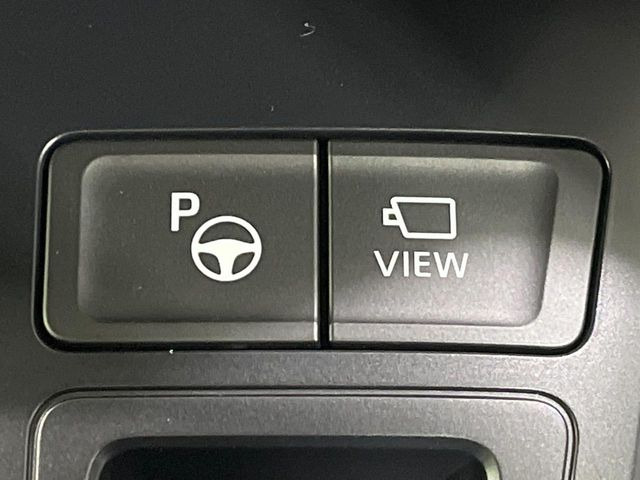 【リモート機能つきアドバンストパーク】専用スマートフォンアプリの使用で、車外から遠隔駐車・出庫が可能な先進機能。広い場所で乗り降りしたい時に便利です♪