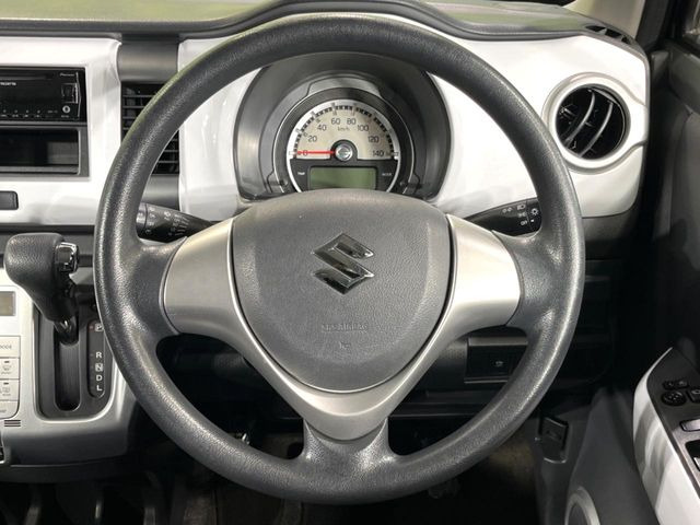 �C���e���A�ɍ��킹���f�U�C���̃X�e�A�����O�́A�^�]�������̂��Ƃ��l���A�^�]���₷���`��A�傫���ł��B�����x�A���ۂɐG���Ă��m���߂��������B