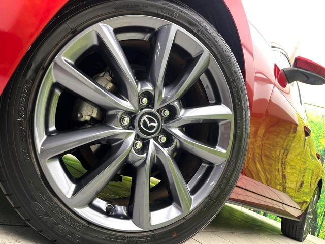 �y����18�C���`�A���~�z�C�[���z�O�ςɃ}�b�`���������A���~�z�C�[���𑕒����Ă���܂��B�e��ЊO�A���~�z�C�[����A�X�^�b�h���X�^�C�����戵�����Ă���܂��B���񂲑��k����������