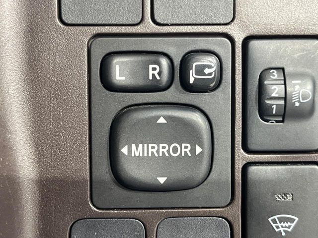 【電動格納ミラー】サイドミラーは電動格納式となっており、狭い駐車場でもキズがつくリスクを抑えられます。