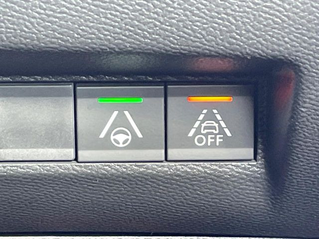 �����[���L�[�s���O�A�V�X�g:���s�Ԑ��̈�E�������Ă����@�\�B���s���ɁA�N���}���Ԑ�����O��Ă��邱�Ƃ��J���������m����ƁA�X�e�A�����O����U�������ăh���C�o�[�Ɍx�����܂��B