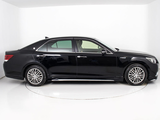 フルエアロが装着されています!お好みはいかがですか?今付いているデザイン以外にも、各ブランドのエアロを格安にてお取付け出来ます!又、エアロを外してノーマル状態にする事も出来ます!!