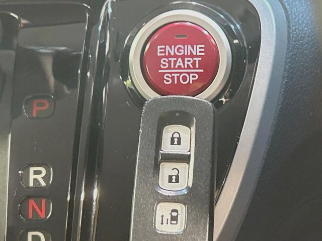 �yHonda�X�}�[�g�L�[�z�J�o����|�P�b�g�ɓ��ꂽ�܂܂ł��h�A�̎{���E�������\�ȃX�}�[�g�L�[�𑕔��B�G���W���̃I���E�I�t�����J�M�����o���K�v����������Ƃ��Ă��֗��ł���