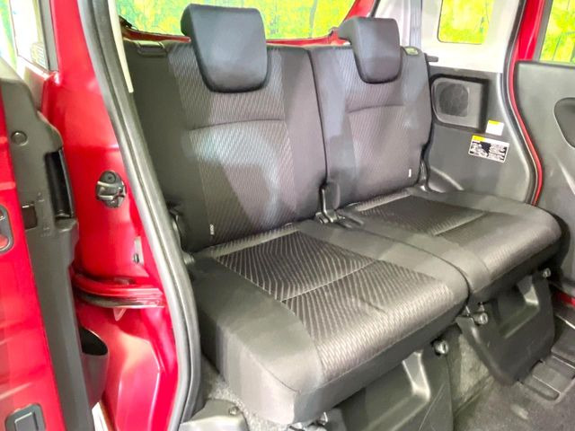 後部座席も気になるようなキズ・汚れやへたり等、大きなダメージはなく、良好な状態です。