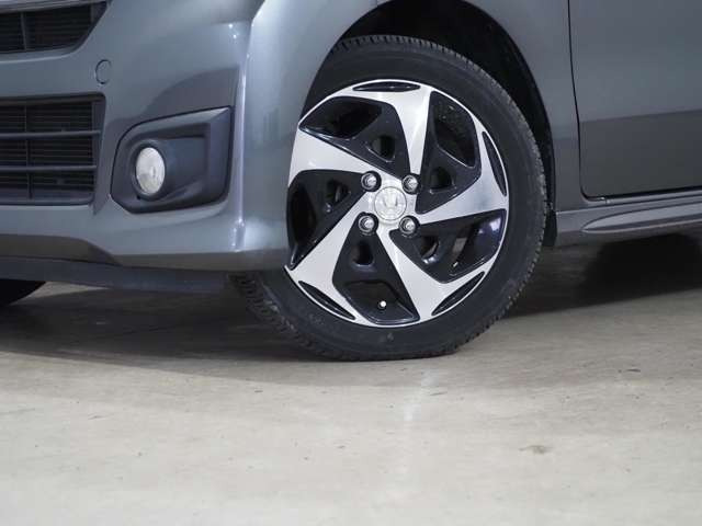 タイヤのホイールの細かいところまでキレイいにしてからお渡しします!