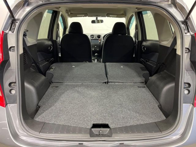 ���i�̂���������ʋ΁A���}���ɏ\���ȉ׎��X�y�[�X���m�ۂ��Ă���܂��B�Z�J���h�V�[�g��|���ƁA�傫�ȉו��̐ύڂ��\�ł���