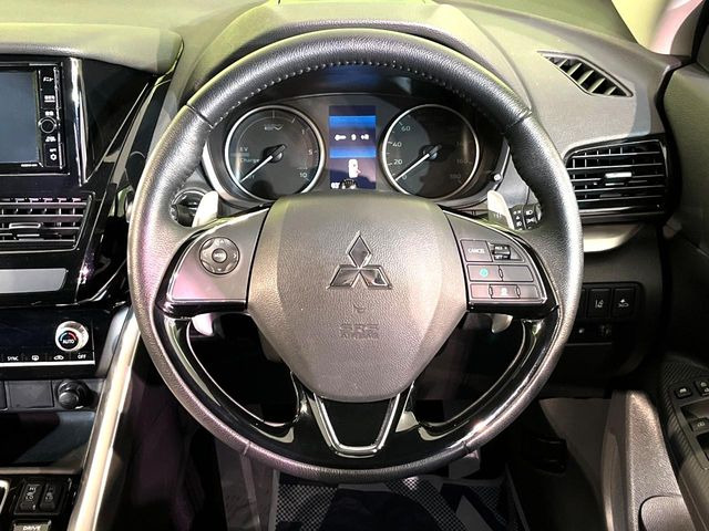 �C���e���A�ɍ��킹���f�U�C���̃X�e�A�����O�́A�^�]�������̂��Ƃ��l���A�^�]���₷���`��A�傫���ł��B�����x�A���ۂɐG���Ă��m���߂��������B