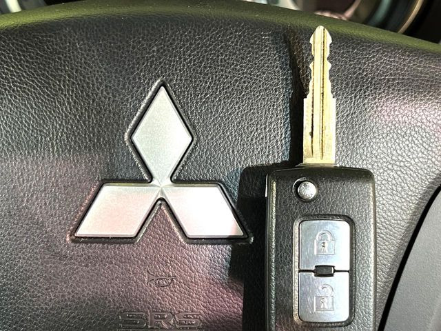 【キーレス】少し離れた場所からでもボタン一つでドアの開錠・施錠ができるのでとっても便利!ドアの鍵穴周りに傷をつけることもありません♪