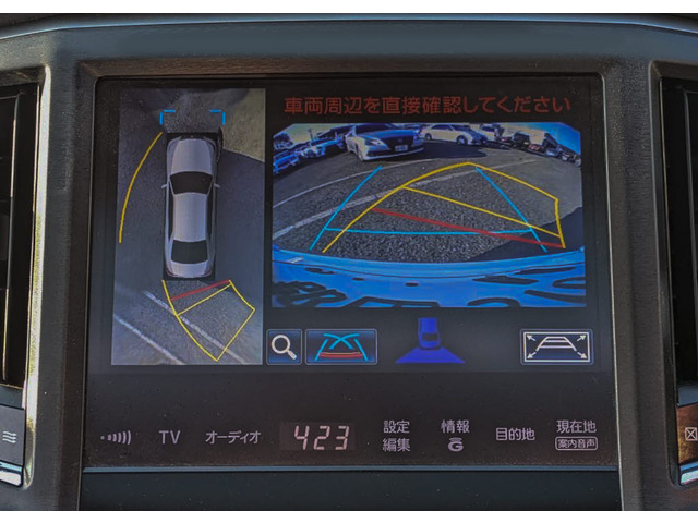 パノラミックビューモニターを装備!上から車両を見下ろしたような映像をナビ画面に表示できます。車両前後左右に搭載した4つのカメラ映像を継ぎ目なく合成!目視では見えない部分もリアルタイムで見れます。