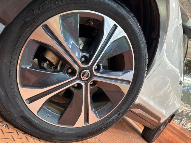 �y����17�C���`�A���~�z�C�[���z�O�ςɃ}�b�`���������A���~�z�C�[���𑕒����Ă���܂��B�e��ЊO�A���~�z�C�[����A�X�^�b�h���X�^�C�����戵�����Ă���܂��B���񂲑��k����������