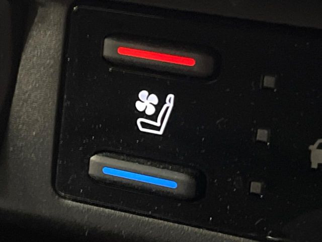 【シートベンチレーション】夏場は涼しい風でお尻や背中の熱やムレを防ぎ、冬はエアコンよりも早く温まってポカポカに!季節を問わず快適に過ごせます。