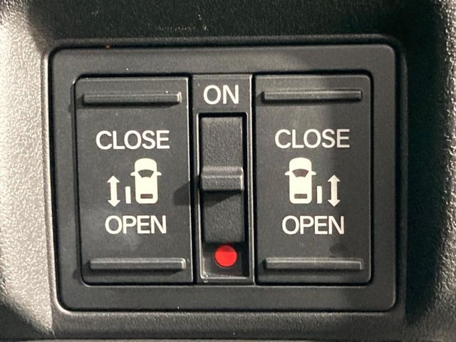 【両側パワースライドドア】スマートキーや運転席のスイッチで後席両側スライドドアの開閉が可能♪電動だから力を入れてドアを開ける必要が無く、小さなお子様でも簡単に開け閉めでき快適です♪