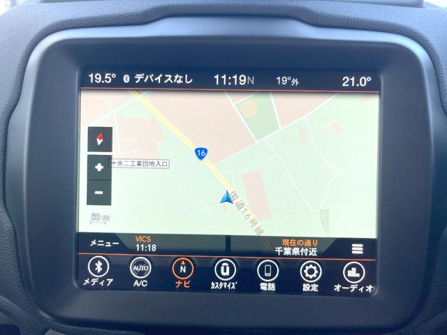 ��JEEP�����i�r:��̊��̂���i�r�́A����������ԓ������o���Ă���܂��BBluetooth�Đ��ȂǃI�[�f�B�I�@�\���[�����Ă���܂��̂ŁA�^�]�����y���߂܂���