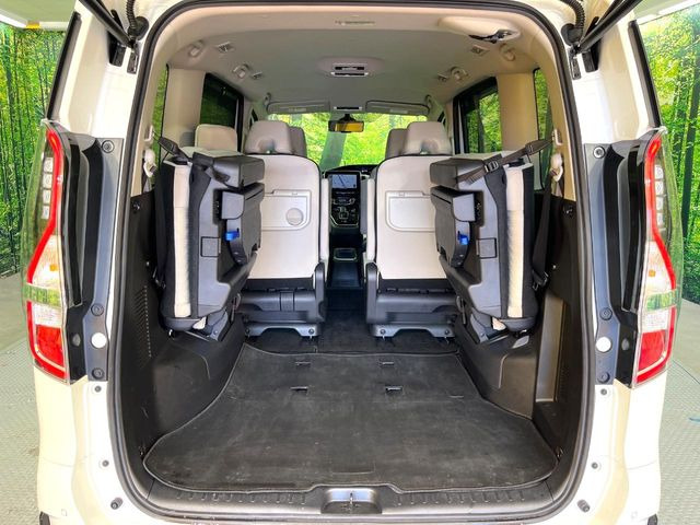 普段のお買い物や通勤、送迎等に十分な荷室スペースを確保しております。セカンドシートを倒すと、大きな荷物の積載も可能です♪