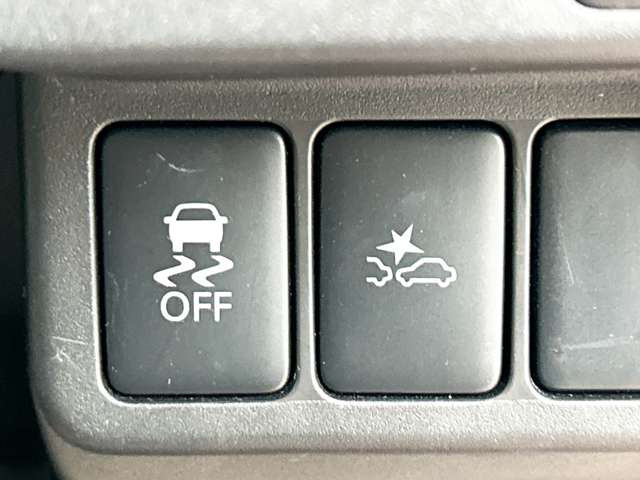 【衝突軽減装置】走行中に前方の車両等を認識し、衝突しそうな時は警報とブレーキで衝突回避と被害軽減をアシスト。より安全にドライブをお楽しみいただけます。