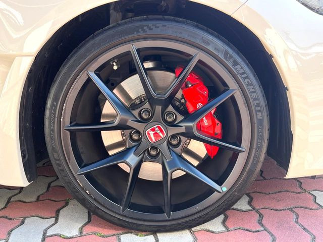 �y����19�C���`�A���~�z�C�[���z�O�ςɃ}�b�`���������A���~�z�C�[���𑕒����Ă���܂��B�e��ЊO�A���~�z�C�[����A�X�^�b�h���X�^�C�����戵�����Ă���܂��B���񂲑��k����������