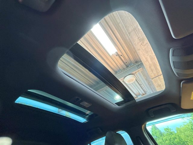 【サンルーフ】開放感たっぷりの希少装備、サンルーフが装着されています!車内に明かりを取り入れたり景色を楽しむ以外にも、車内の空気も簡単に換気できて快適です!