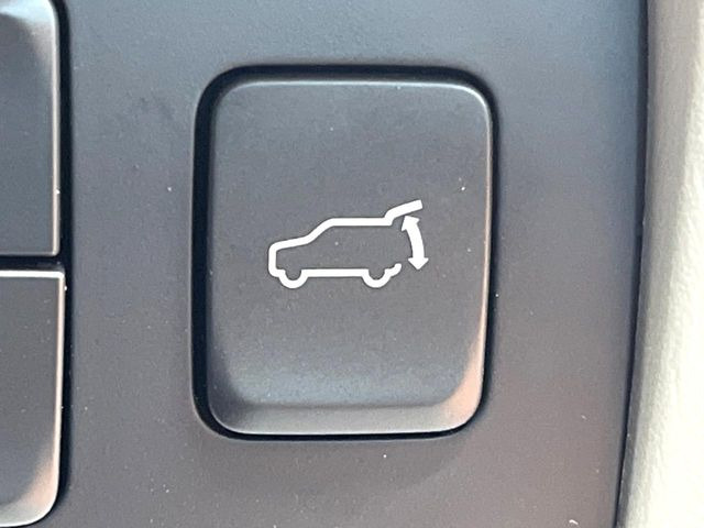 【パワーバックドア】スマートキーや運転席のボタンを押すだけでリアゲートが自動で開閉します!荷物を持っている時や、高い位置にあるバックドアを閉める際に便利な機能です♪