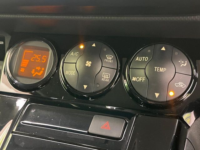 【オートエアコン】一度お好みの温度に設定すれば、車内の温度を検知し風量や温度を自動で調整。暑い&hellip;寒い&hellip;と何度もスイッチ操作をする必要はありません。快適な車内空間には必須の機能ですね♪