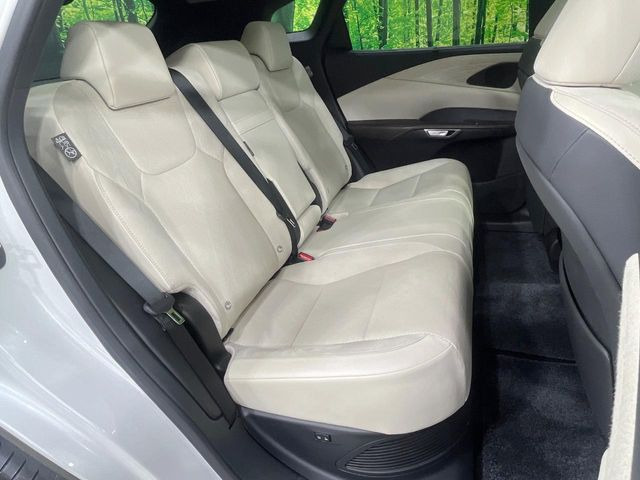 後部座席も気になるようなキズ・汚れやへたり等、大きなダメージはなく、良好な状態です。