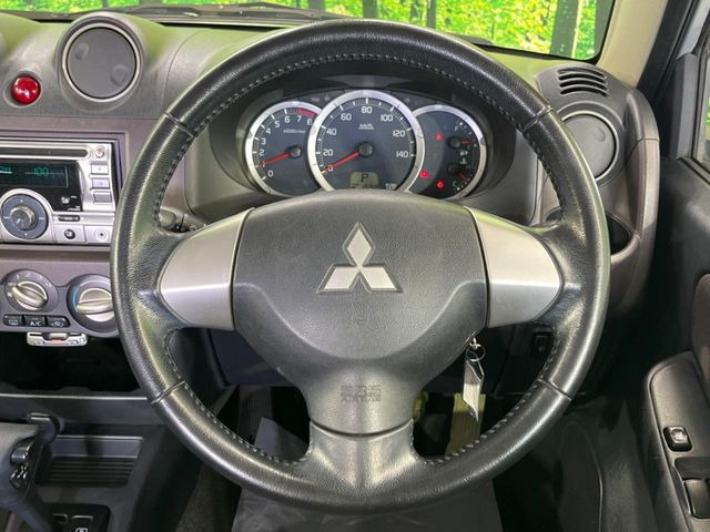 インテリアに合わせたデザインのステアリングは、運転される方のことも考え、運転しやすい形状、大きさです。是非一度、実際に触ってお確かめください。