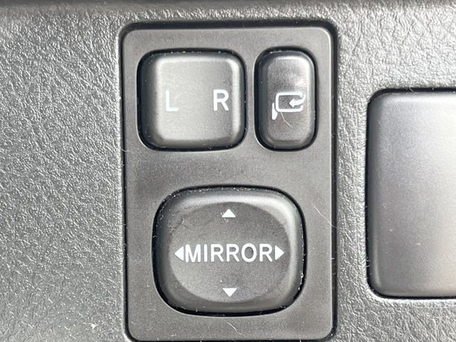 【電動格納ミラー】サイドミラーは電動格納式となっており、狭い駐車場でもキズがつくリスクを抑えられます。