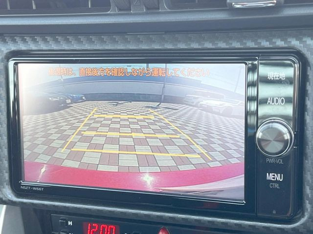 【バックカメラ】駐車時に後方がリアルタイム映像で確認できます。大型商業施設や立体駐車場での駐車時や、夜間のバック時に大活躍!運転スキルに関わらず、今や必須となった装備のひとつです!