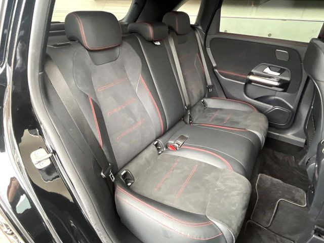 ●後席:大人が乗車しても窮屈さを感じないほど、足元も広々しております。