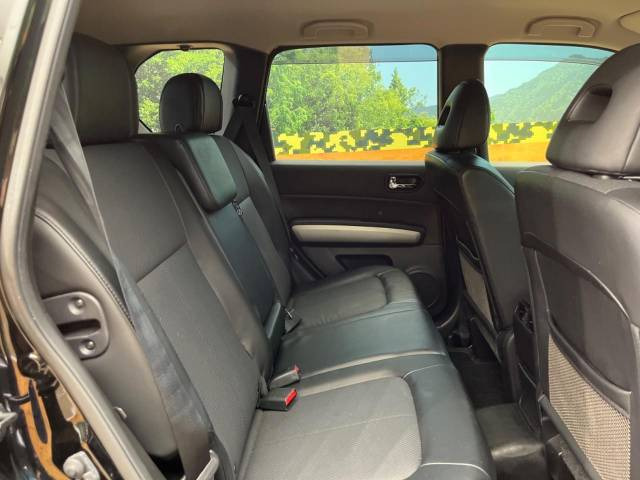 後部座席も気になるようなキズ・汚れやへたり等、大きなダメージはなく、良好な状態です。