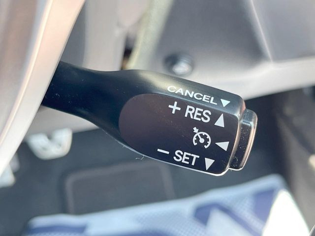 【クルーズコントロール】高速道路もラクラク走行。アクセルを離しても一定速度で走行ができ、長距離運転時の負担を軽減!加速・減速も簡単なスイッチ操作で調整できます。