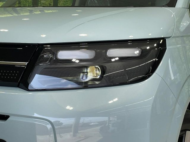 【LEDヘッドライト】悪天候や夜間走行時も良好な視界を確保し安心して運転できる高輝度LEDヘッドライトを装備!点灯速度が早く、消費電力も抑えられています。