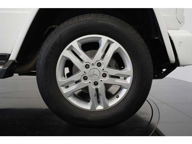 ����18�C���`AW����������SUV�炵���z�C�[���ɂȂ��Ă���܂��B