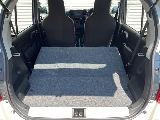 ���i�̂���������ʋ΁A���}���ɏ\���ȉ׎��X�y�[�X���m�ۂ��Ă���܂��B�Z�J���h�V�[�g��|���ƁA�傫�ȉו��̐ύڂ��\�ł���