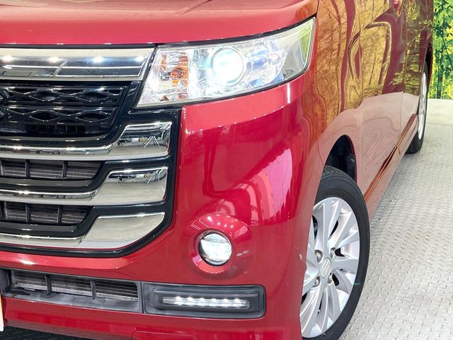 【HIDヘッドライト】非常に明るく前方を照らしてくれるので、悪天候や夜間の走行時も視界良好で安心してお乗りいただけます。