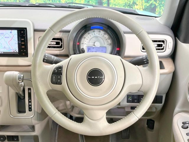 �C���e���A�ɍ��킹���f�U�C���̃X�e�A�����O�́A�^�]�������̂��Ƃ��l���A�^�]���₷���`��A�傫���ł��B�����x�A���ۂɐG���Ă��m���߂��������B