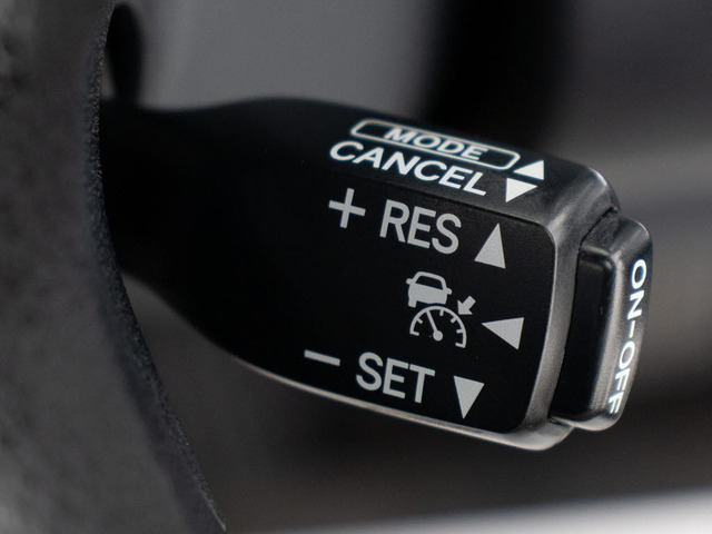 レーダークルーズコントロール  ミリ波レーダーと単眼カメラで先行車を認識し、車速に応じた車間距離を保ちながら追従走行を支援します。