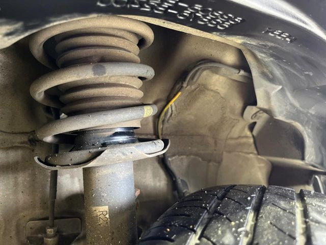 お車を安心してお乗りいただく為には、足回りの定期点検が欠かせません。サービスサポート(有償保証)では無料点検もご提供しており、安心のカーライフをお過ごしいただけるサポート体制が整っています。