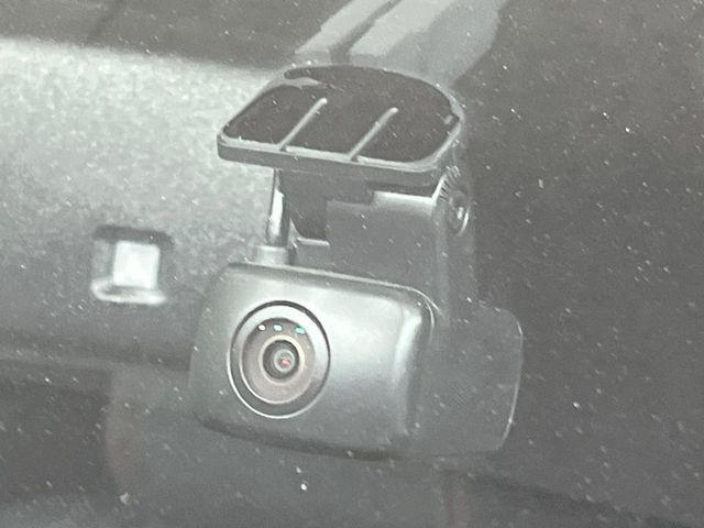 【ドライブレコーダー】安心・安全なカーライフに必須のドライブレコーダーを装備!走行中はもちろん、あおり運転や事故に遭遇した際の状況も映像で記録し、万一のリスクに備えます。