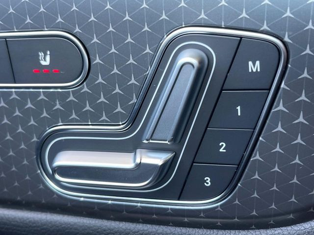 ●メモリー付きパワーシート:あなたに合わせたシートポジションが3つまで登録可能!フルパワーシートだから座席調整も楽々♪お好みのシートポジションで、ストレスないドライブをお楽しみください。