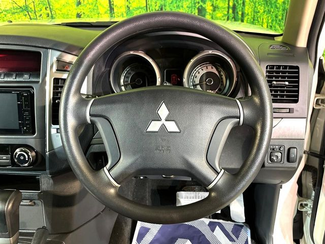 インテリアに合わせたデザインのステアリングは、運転される方のことも考え、運転しやすい形状、大きさです。是非一度、実際に触ってお確かめください。