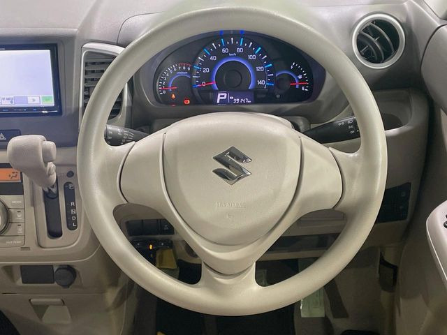 �C���e���A�ɍ��킹���f�U�C���̃X�e�A�����O�́A�^�]�������̂��Ƃ��l���A�^�]���₷���`��A�傫���ł��B�����x�A���ۂɐG���Ă��m���߂��������B